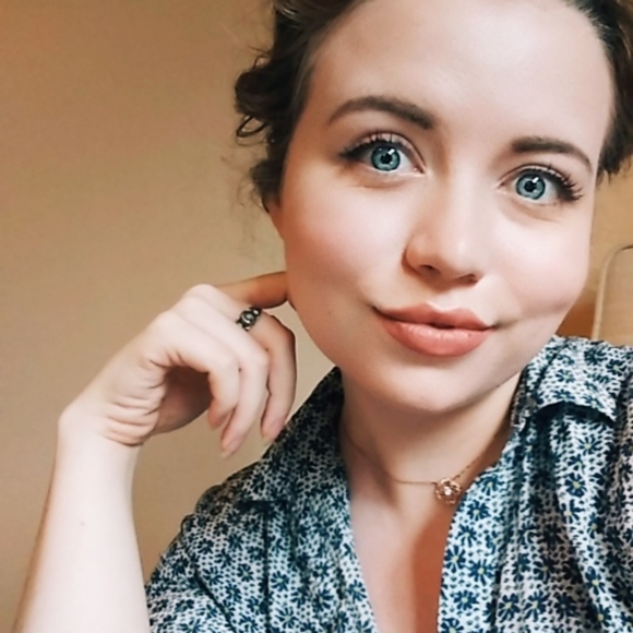 Meet your Posher, Laura elizabeth - Picture 2 of 4